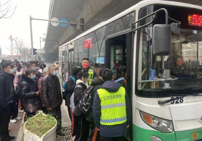 武汉公交多举措护航“开学季”